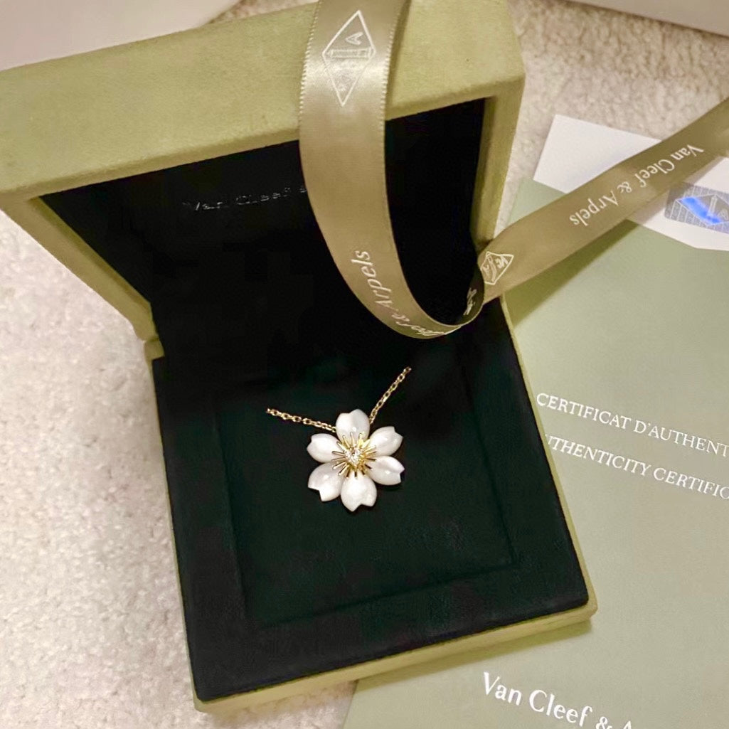 18K Rose de No?l Necklace